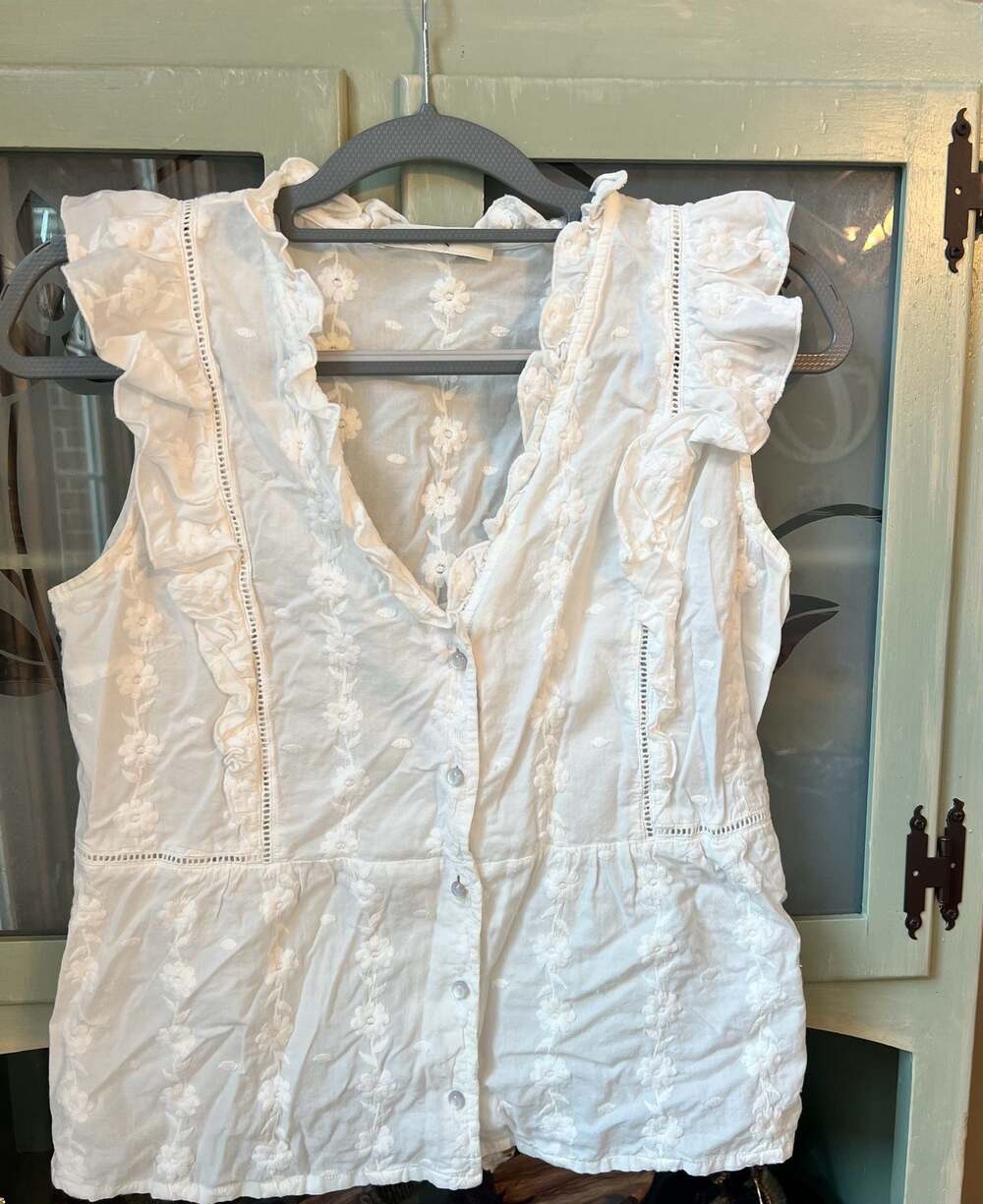 Simple Retro Women's White Cotton Embroidered Flutter-Sleeve Button-Down Top - Picture 2 of 6